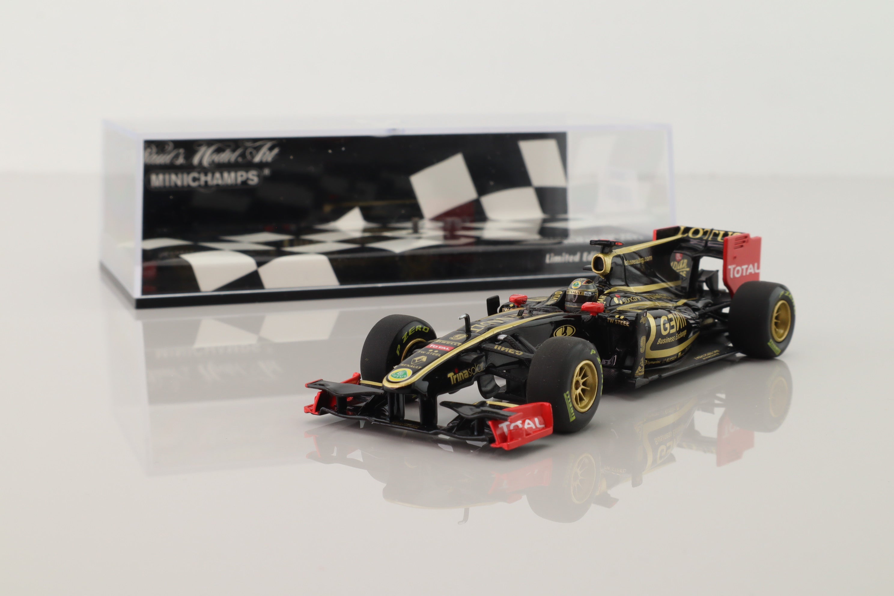 Minichamps 410 110079; Lotus Renault R31 Formula 1; 2011 Showcar; N.Heidfeld; RN9